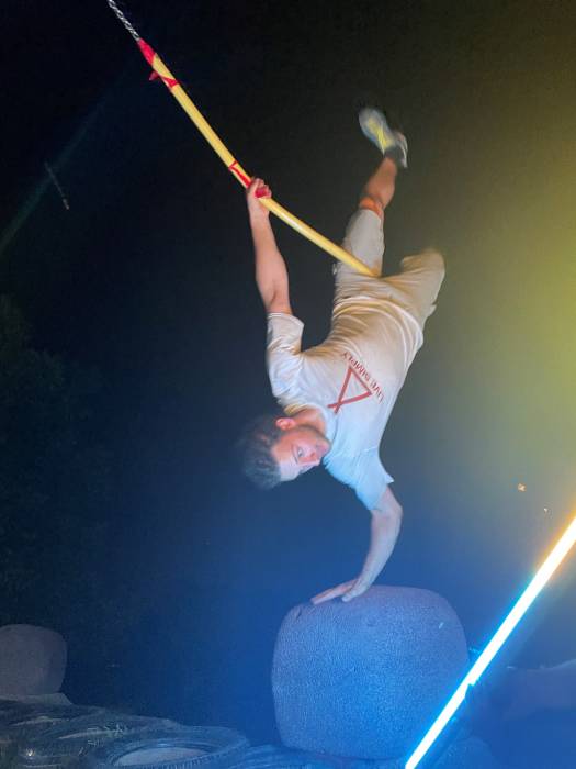 night_handplant_tatze.jpg night_handplant_tatze.jpg
