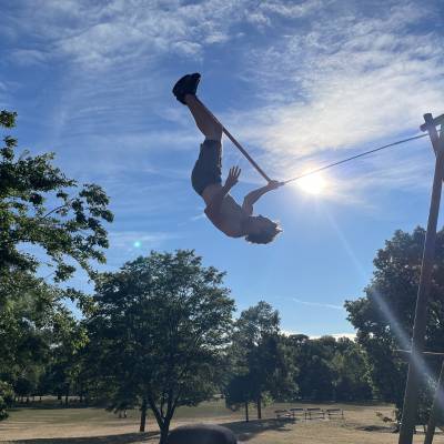 one_hand_vertical_marc.jpeg