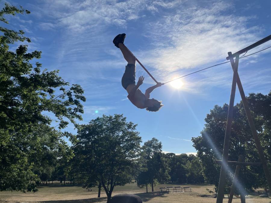 one_hand_vertical_marc.jpeg